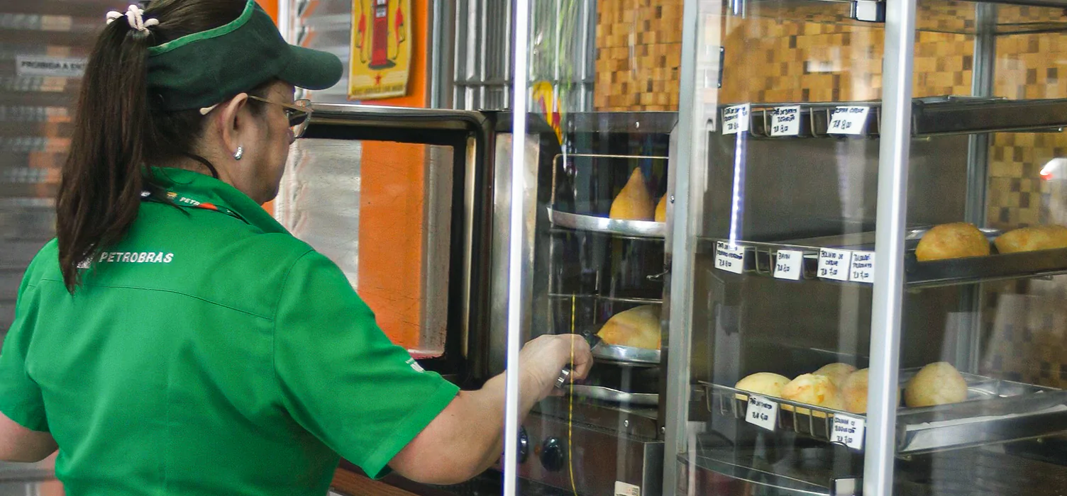 Atendimento na conveniência do Posto Montagnoli